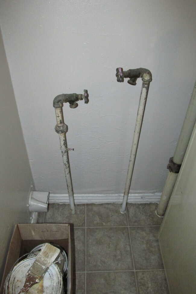 Building Photo - 2/1 with bonus room in Cherrywood Available August!