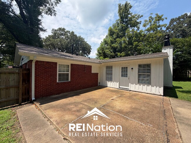 Building Photo - Charming 3BR/2BA East Memphis Home | 1,795 Sq Ft, Hardwood Floors & Fireplace