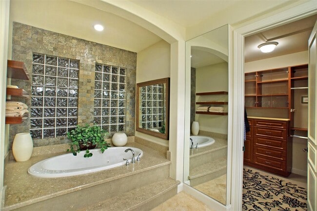 Building Photo - LUXURY LIVING W/ LAS VEGAS STRIP VIEWS!!