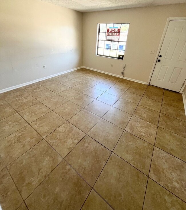 Building Photo - GORGEOUS 3BR/1.5BA Duplex! Convenient Location! NO APPLICATION FEE!