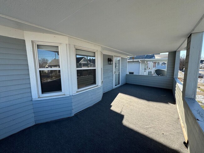 Building Photo - 2121 Wyandotte Ave