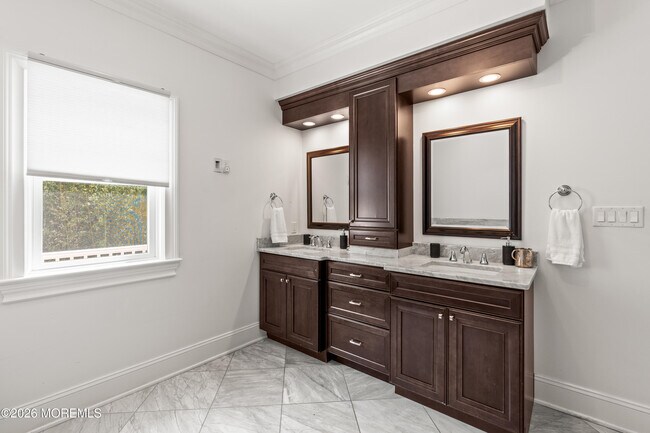 Building Photo - 558 Cedar Ave