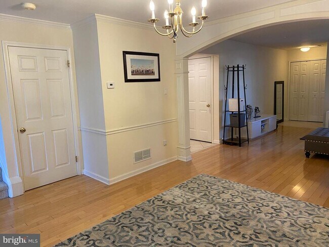 Building Photo - 202 Oaktree Ct