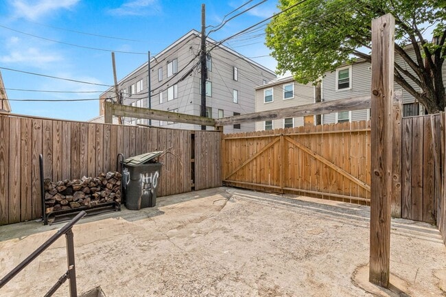 Building Photo - 1110 Orren St NE