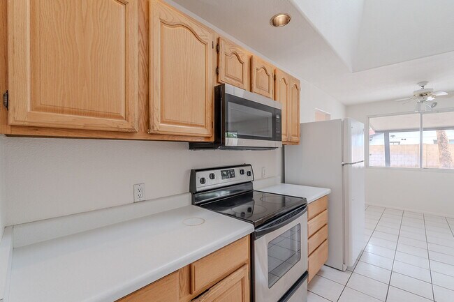 Building Photo - 2543 E Huntington Dr