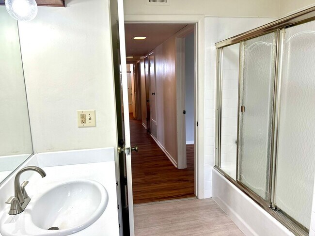 Building Photo - 25072 Alicia Dr