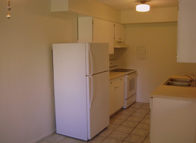 Building Photo - 810 S Kolb Rd