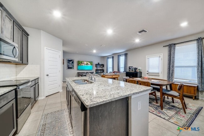 Building Photo - 2421 Ayers Dr