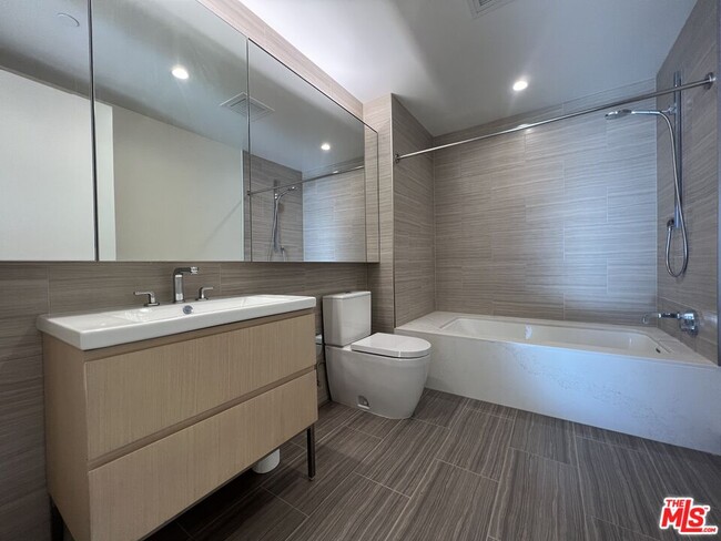 Building Photo - 877 Francisco St