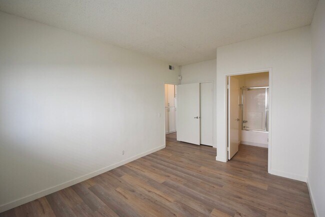 Building Photo - 11315 Moorpark St