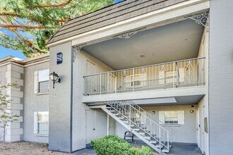 Building Photo - Very Nice 2bd/2ba Condo!! Gated Friendly Community w/ Pool!!