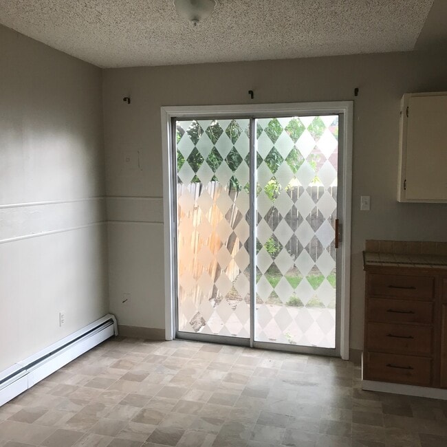 Building Photo - 3 BEDROOM, 1.5 BATHROOM BUFFALO RIDGE TOWNHOUSE