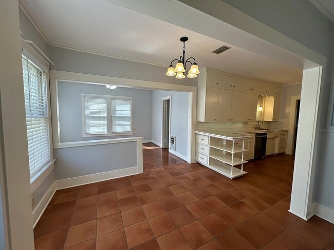 Building Photo - 521 E Charnwood St