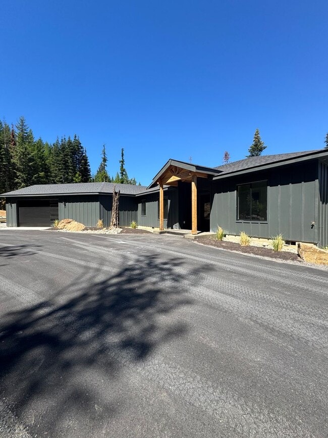 Building Photo - Luxury Rural Home Close to Town for Lease