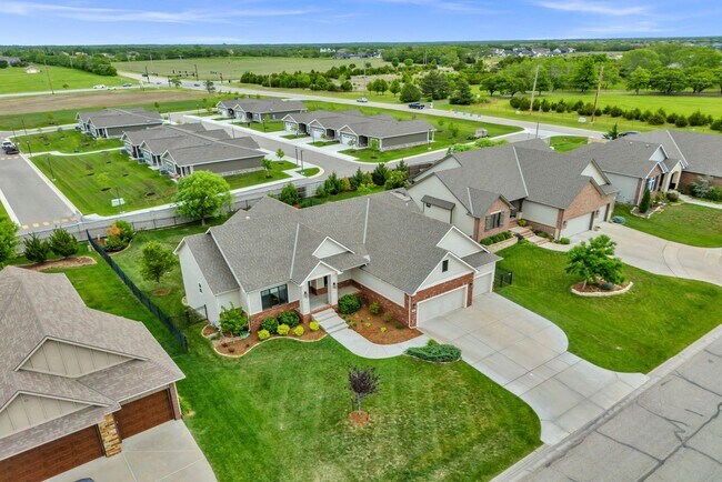 Building Photo - Luxury Home - Month-to-Month or 6-month Le...