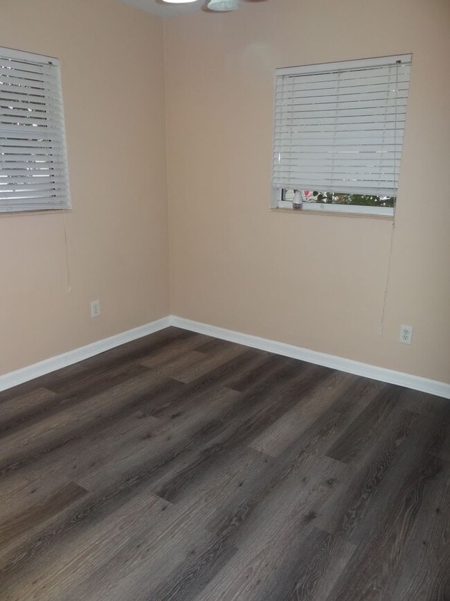 Building Photo - Centrally located home in St Pete - Move I...