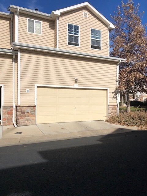 Attached garage - 170 Alyssum Dr
