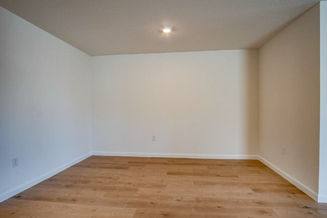 Building Photo - 4-Bedroom Eagles Ridge Rental with Open Floor Plan & Internet Included