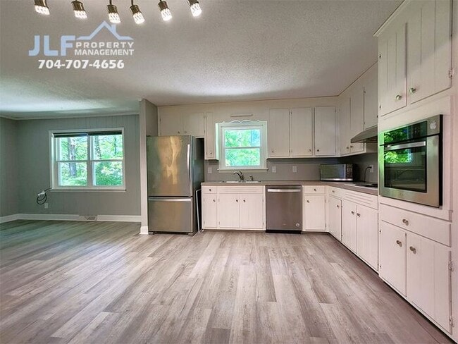 Building Photo - Spacious 3 Bed/2.5 Bath Duplex With Basement.