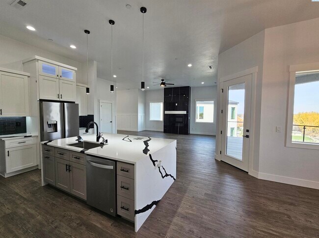 Building Photo - Rambler/Basement with Territorial Views