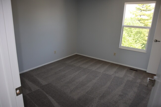 Building Photo - 4963 Singleton Dr