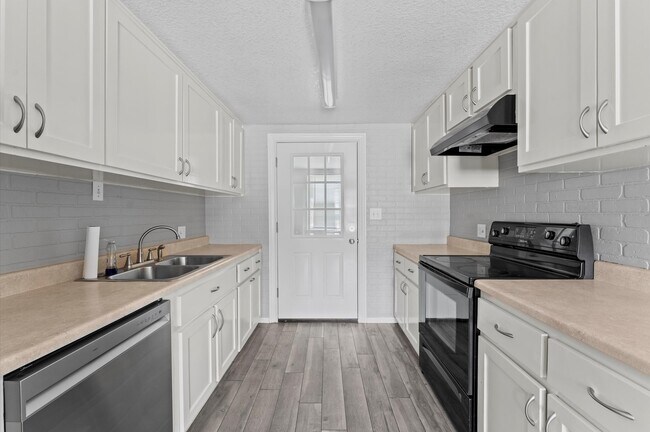 Building Photo - 2024 Jean St