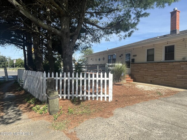 Building Photo - 1727 River Rd