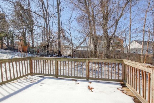 Building Photo - Cozy 3 bd 2 bath in the heart of Clarksville.  Fresh paint and Flooring!