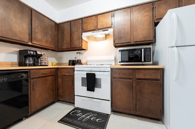 Building Photo - Executive Rental **Stylish & Fully Furnished 2-Bedroom in the Heart of Farmington – Flexible Leas...