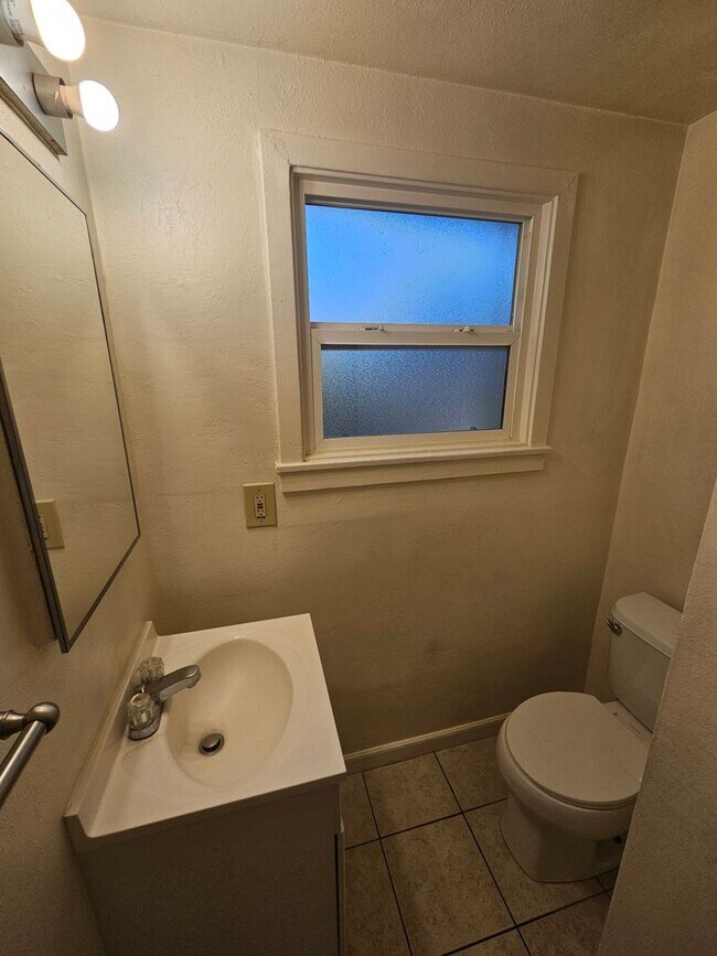 Building Photo - 2 Bedroom 1 Bath Upstairs Apartment in Chico!