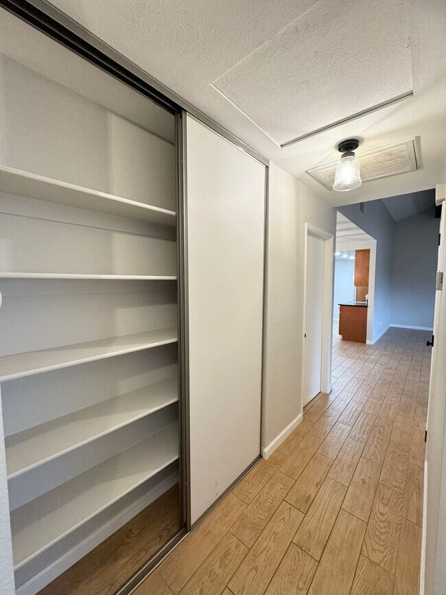 Building Photo - Great Views/3BED 2BATH/SOLAR/Move in ready