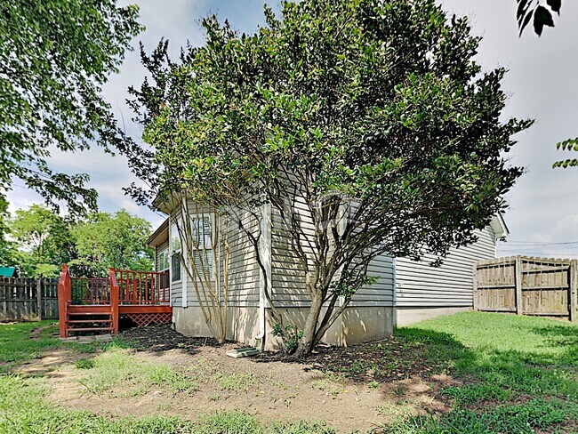 Building Photo - 507 Johnny Bench Cove