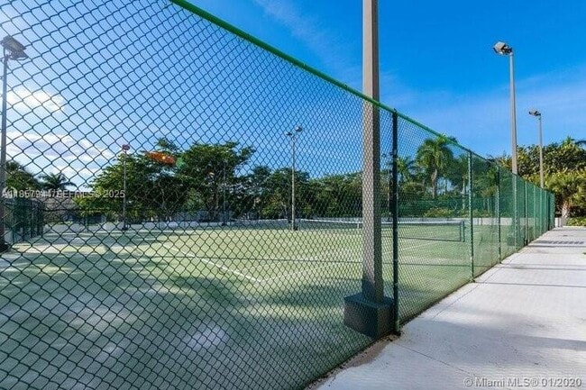 Building Photo - 3200 Port Royale Dr N