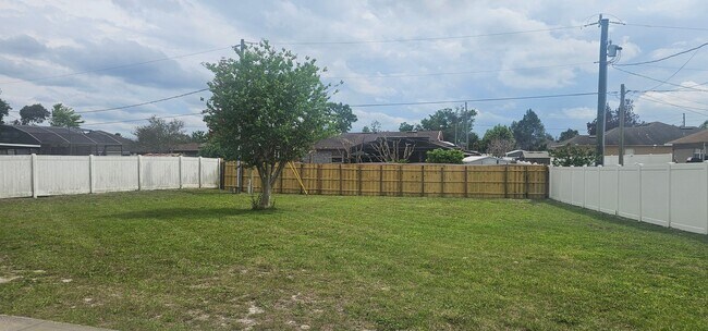 Building Photo - CUTE & COZY!  2 BEDROOM / 2 BATH / 2 CAR GARAGE W/ HUGE YARD (DELTONA)