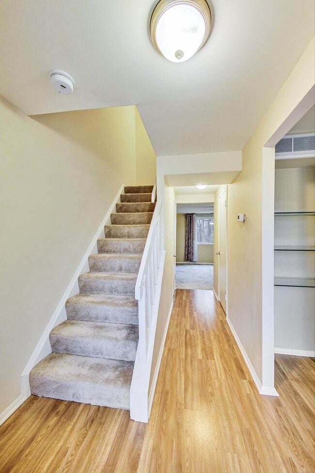 Building Photo - COMING SOON - Updated 3+2.5 End Unit w/ 2 PARKING SPACES