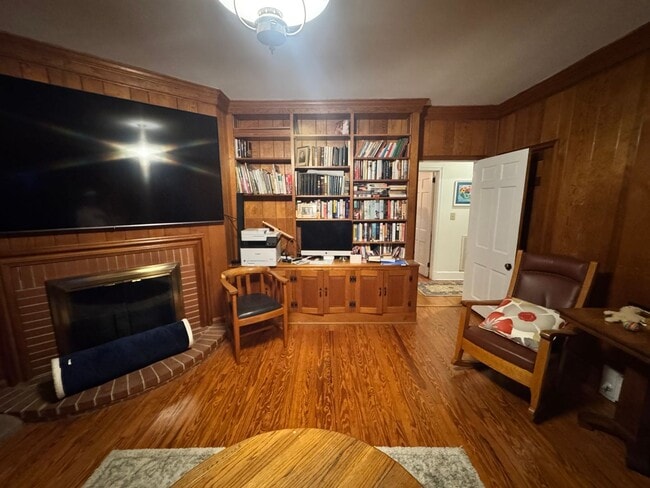 Building Photo - 906 Crescent Cir