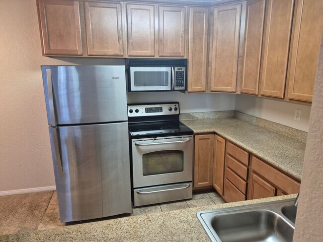 Building Photo - Move In Special! $500 Off First Month's Re...
