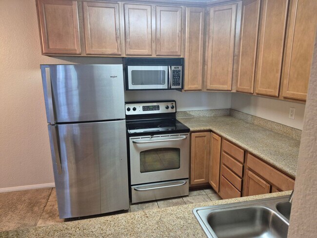 Building Photo - Two Bedroom Unit in HOA with Pool