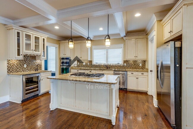 Building Photo - 210 38th Ave N