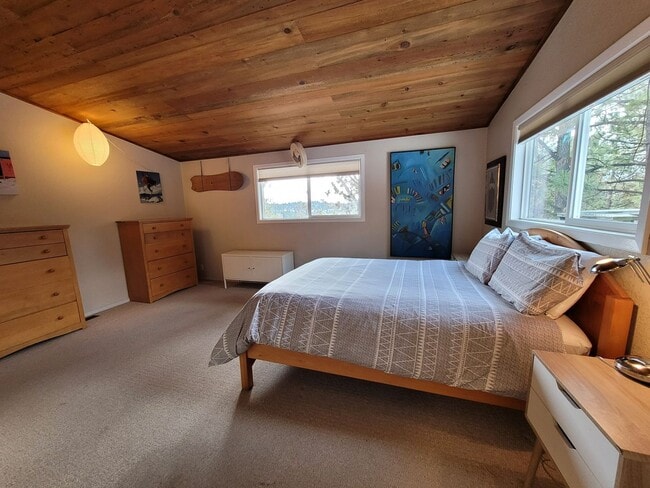 Building Photo - Spacious House, Front & Back Porch! Awbrey Butte Hillside with Mountain Views. Furnished 30-Day Min.