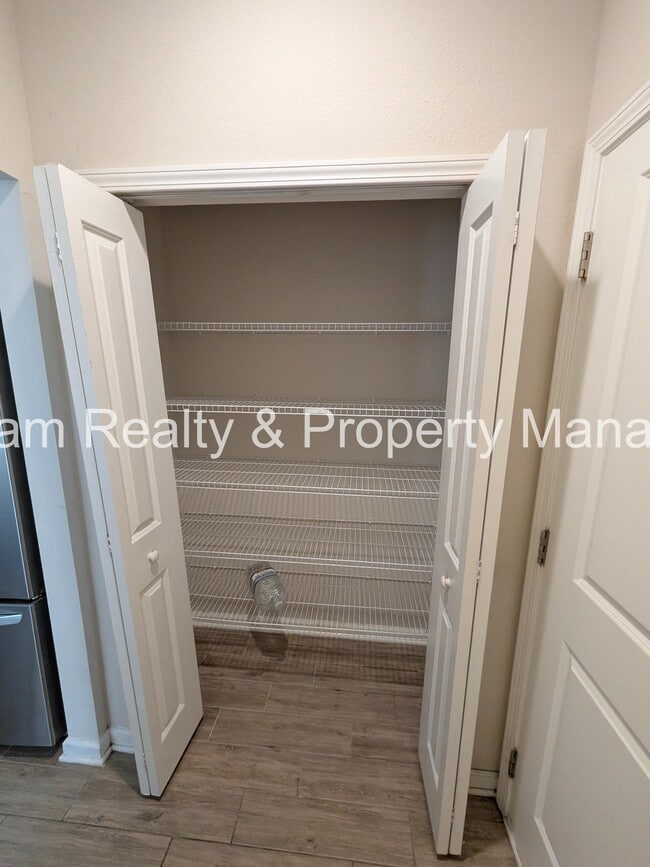 Building Photo - 100 Golden Fern Dr