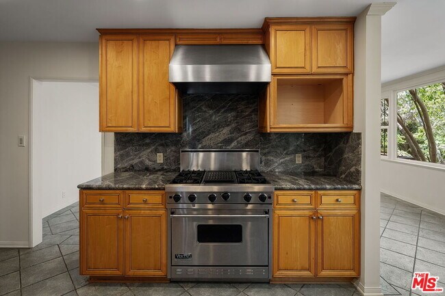 Building Photo - 9149 Hillsboro Dr