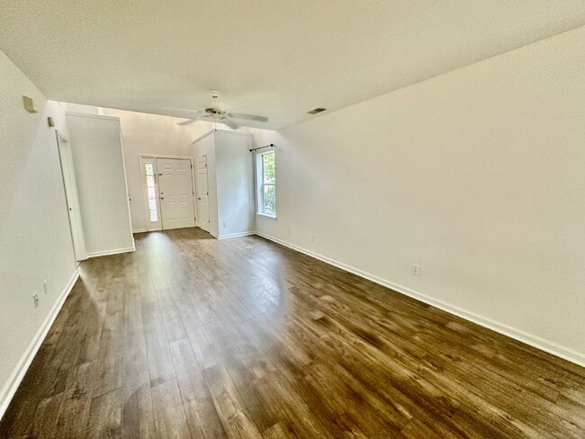 Building Photo - Four Bedroom, End Unit Townhome in the Farm!