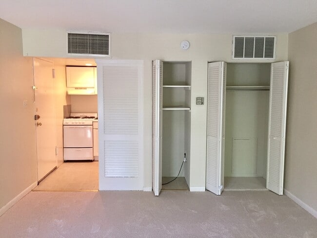 Building Photo - An Efficiency Apartment on the Third Floor...