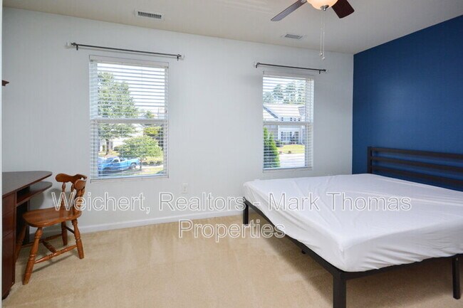 Building Photo - 100 Stratford Lakes Dr