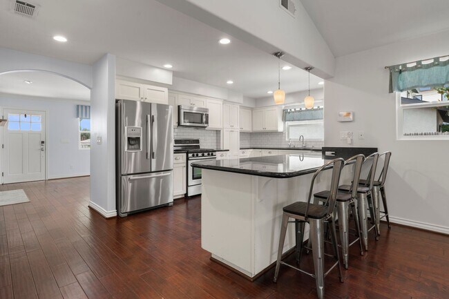 Building Photo - Crown Point 4Bed 3Bath (2 Primary suites) ...