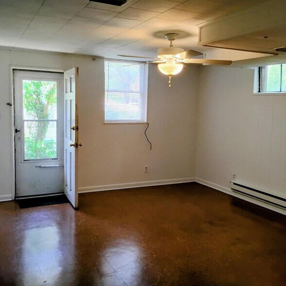 Building Photo - 910 Blenheim Ave