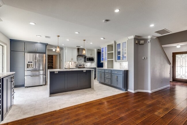 Building Photo - 320 S Mesa Verde Way