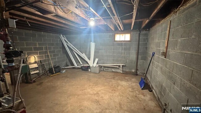 Building Photo - 31 Chestnut St