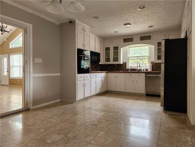 Building Photo - 3490 Pine Hill Dr